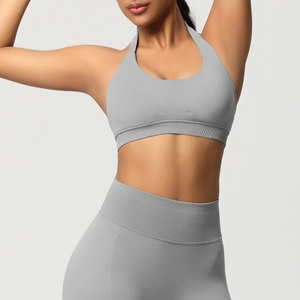 Détail de la texture côtelée sans couture du soutien-gorge de sport et du legging gris