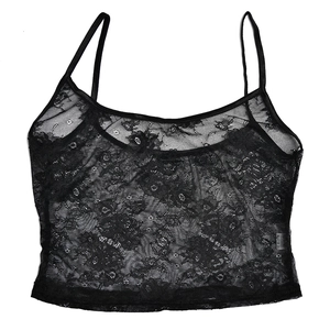 Détail du tissu en dentelle florale noire sur un ensemble nuisette transparente