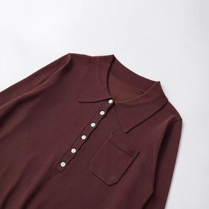 Polo da donna in maglia bordeaux a maniche lunghe con colletto classico e taschino frontale