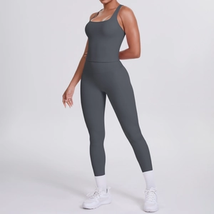 Ensemble de yoga gris foncé pour femme avec legging de compression et brassière de sport