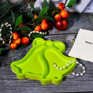 Silikonform für weihnachtliche Glocken-Tabletts für DIY Harz-Basteleien auf Dekohintergrund