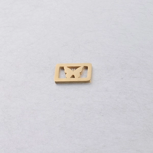 Détail d'un pendentif rectangulaire doré en acier inoxydable avec motif papillon évidé