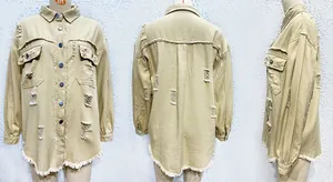 Khaki Jeansjacke in Drei-Seiten-Ansicht mit Rissen und trendigen offenen Fransenkanten