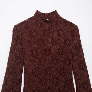 Robe midi en dentelle rouge foncé élégante avec col montant et manches longues vue à plat