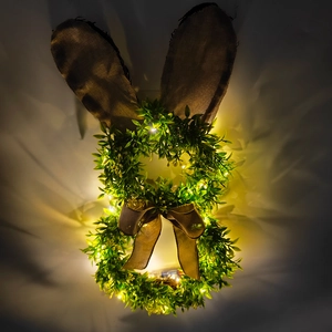 Détail d'une couronne de Pâques lapin avec LED chaudes et oreilles en toile
