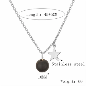 Detailansicht der Stern-Halskette mit 10mm schwarzem Stein und Maßen aus Edelstahl
