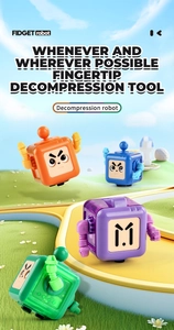 Cubi robot antistress colorati arancione blu viola e verde su sfondo panoramico 3D