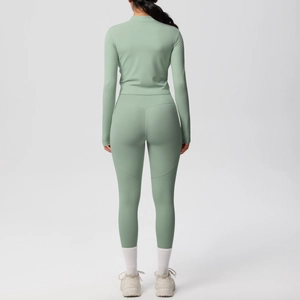 Vue arrière d'un ensemble de yoga vert sauge avec legging taille haute et veste