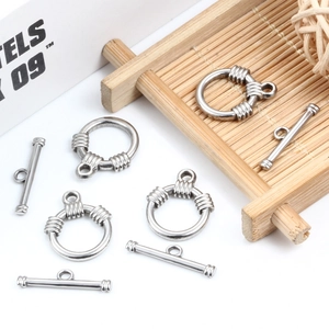 Fermoir à bascule OT en acier inoxydable poli pour bijoux sur plateau bambou