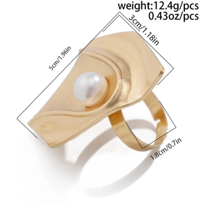 Detail view showing dimensions and weight of the gold metal pearl ring in high resolution