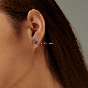Orecchini a perno in argento S925 con zircone blu taglio rosa indossati