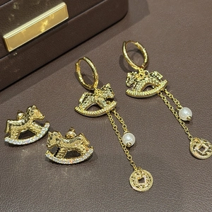 Orecchini Pendenti Cavallo Dondolo Con Perla Artificial E Nappina Moneta Lega Zircone Perno Argento Gioielli Placcati Oro Donna