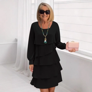Elegante abito nero a maniche lunghe a balze con collana e borsa a mano rosa
