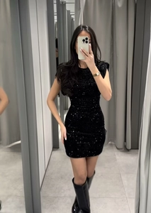 Gros plan d'une mini robe noire à paillettes sans manches avec coupe moulante élégante