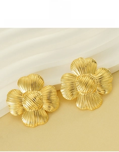 Détails des boucles d'oreilles fleurs en acier titane doré avec texture radiale fine