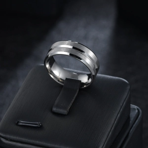 Vue macro d'une bague homme 8mm en acier inoxydable avec centre brossé et bords polis