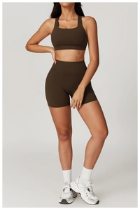 Vista verticale del set yoga marrone scuro con reggiseno sportivo e pantaloncini