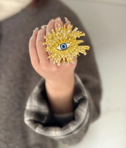 Detalle exquisito de un brazalete vintage de Ojo Turco con cristales brillantes.