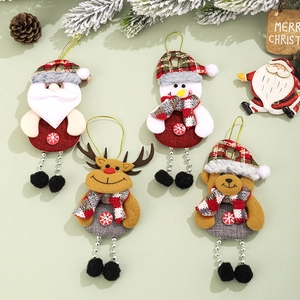Detail von Plüsch-Weihnachtsanhängern mit Perlenbeinen und Merry Christmas-Schild