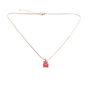 Détail du collier doré avec pendentif ours rose, fermoir mousqueton et chaîne d'extension