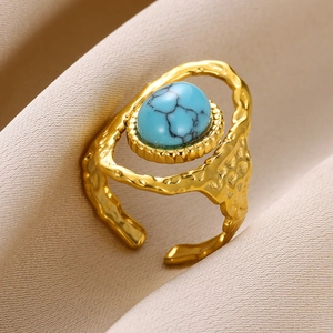 Détail de la bague ajustable en acier doré 18 carats avec pierre turquoise ovale