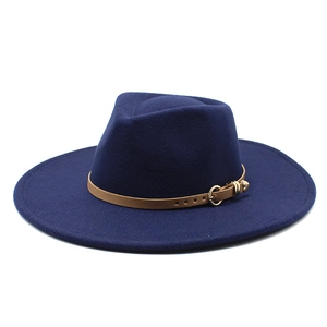 Détail d'un chapeau fedora en laine bleu marine avec ruban en cuir kaki et boucle d'or
