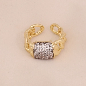 Vue de dessus d'une bague dorée ajustable avec rectangle de zircons et anneau en chaîne