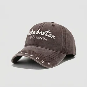 Dettaglio ricamo bianco Boston su cappello da baseball in cotone marrone per bambini