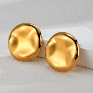 Goldene unregelmäßige Ohrstecker mit Wasserwellen-Effekt und polierter Spiegeloberfläche