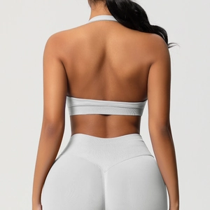 Vue détaillée de la brassière de sport gris clair sans couture et du legging de yoga taille haute