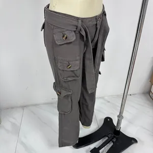Détail du pantalon cargo gris foncé à jambes larges avec poches et ceinture en tissu assortie