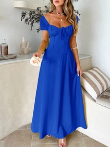 Detailansicht eines blauen Puffärmel-Kleides mit eleganten Falten im französischen Stil