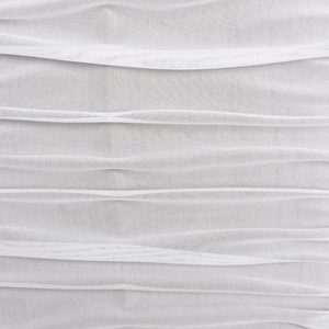 Gros plan du tissu en maille blanche avec plis horizontaux sur une robe moulante