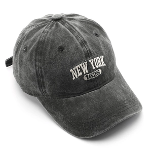 Vintage gewaschene schwarze Baumwoll-Basecap mit weißem New York 1625 Stickerei-Detail