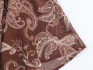 Dettaglio del tessuto chiffon paisley marrone che mostra la trama leggera e la stampa