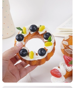 Detailaufnahme eines künstlichen Sahnedonuts aus PU mit realistischer Textur