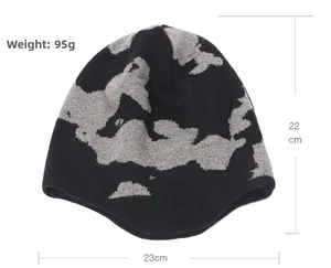 Detailansicht der Camouflage-Strickmütze mit Maßen 23cm x 22cm und 95g Gewicht