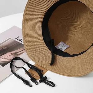 Détail de la doublure du chapeau de paille avec sangle et étiquette anti-UV