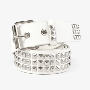 Détail d'une ceinture punk blanche avec trois rangées de clous carrés argentés et des oeillets