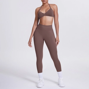 Dettaglio del set yoga marrone caffè con reggiseno a vogatore e leggings a vita alta