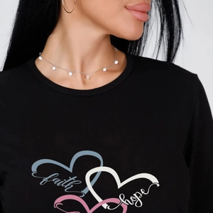 Collier choker argenté avec pendentifs étincelants porté par un mannequin en gros plan