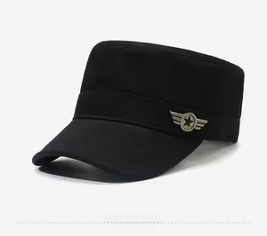 Détail de la casquette militaire noire en coton avec badge métallique étoile et ailes