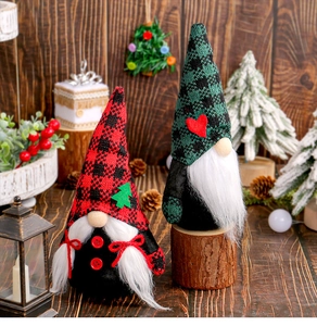 Gnomi di Natale con cappelli scozzesi su sfondo festivo di legno professionale