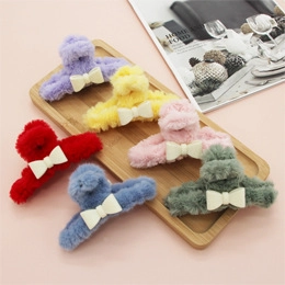 Dettaglio di fermagli per capelli in peluche con fiocchi colorati su vassoio