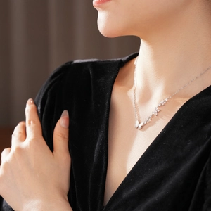 Vue détaillée du collier avec pendentif papillon et fleurs serti de zircons