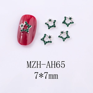Détail de strass étoiles vertes 7x7mm sur ongles rouges avec base en alliage argent