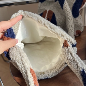 Détail de la fermeture magnétique et de la doublure en peluche douce du sac fourre-tout