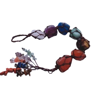 Détail d'un pendentif fait main en 7 pierres naturelles de chakra avec pompon pour voiture