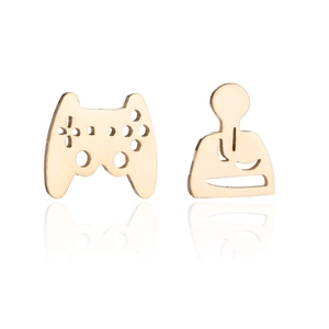 Gros plan de boucles d'oreilles manette asymétriques dorées avec reflet sur fond blanc