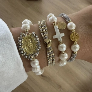 Élégant ensemble de bracelets en perles avec médaille de la Vierge et croix blanche